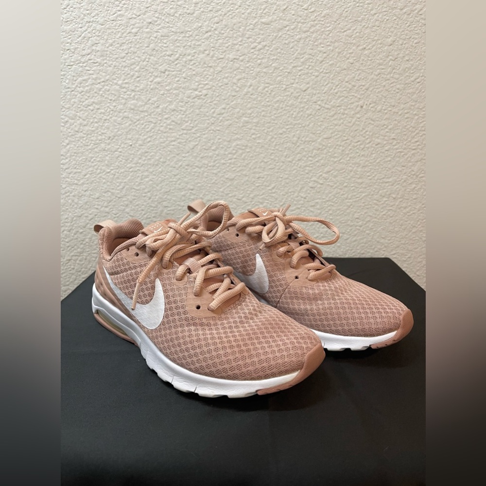 Women’s Nike Air Shoes in Size 6